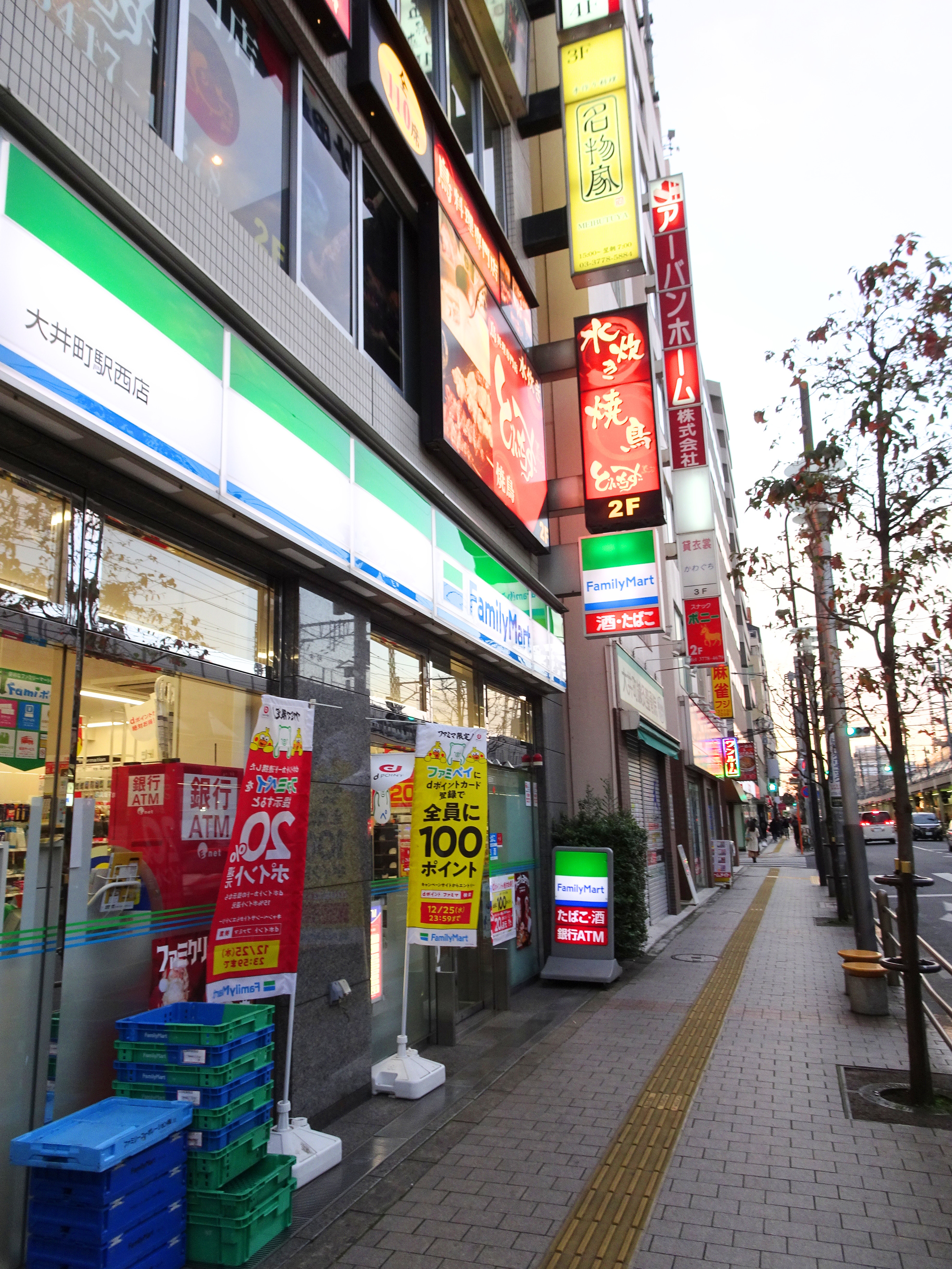 ファミリーマート右隣のビル